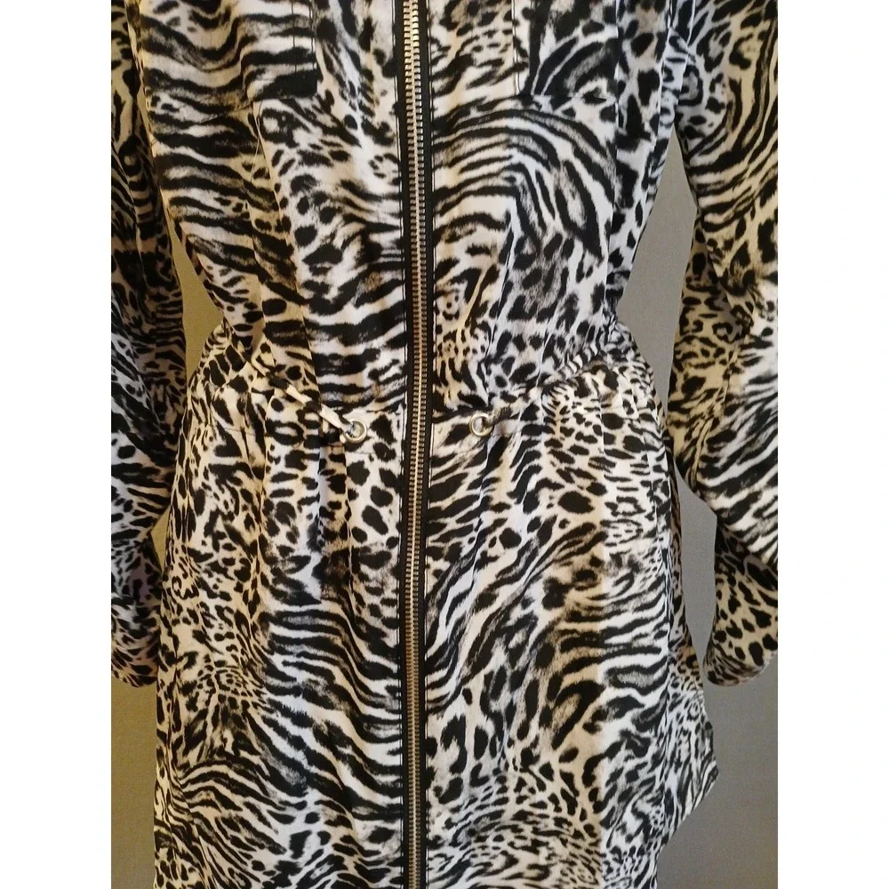 Michael Kors Women's Inverted Graphic Collared Top Black/White Animal Print Sm‎